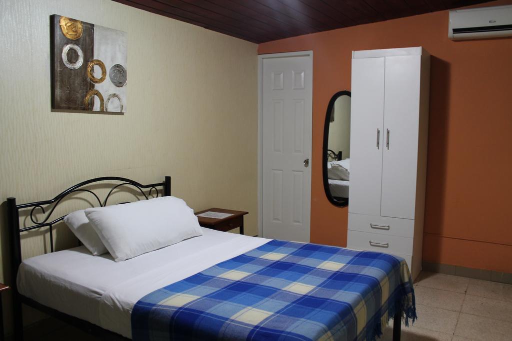 Hostal Cocos Inn Panama Stadt Exterior foto